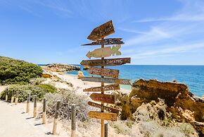 Poolside Apartment with 2 bedrooms, patio and BBQ