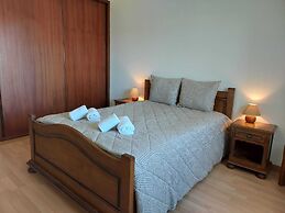 Poolside Apartment with 2 bedrooms, patio and BBQ