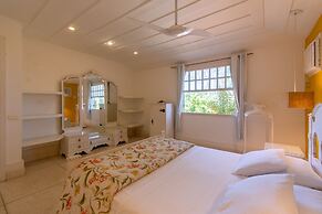 Excelente casa com piscina Armação