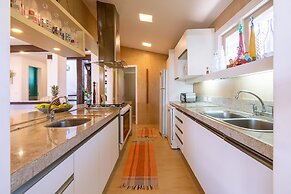 Excelente casa com piscina Armação