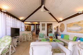 Excelente casa com piscina Armação