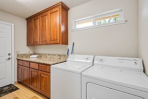 Fisherman's Cove Retreat - Game Room Included! by Yosemite Region Reso