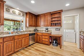 Fisherman's Cove Retreat - Game Room Included! by Yosemite Region Reso