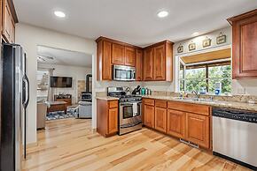 Fisherman's Cove Retreat - Game Room Included! by Yosemite Region Reso