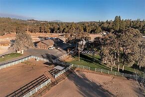 Fisherman's Cove Retreat - Game Room Included! by Yosemite Region Reso