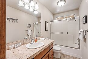 Fisherman's Cove Retreat - Game Room Included! by Yosemite Region Reso