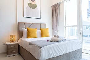 Luxe Apartments near Dubai Mall, Burj Khalifa - Pool, Gym, & Parking b