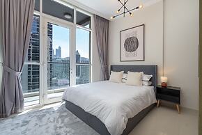 Luxe Apartments near Dubai Mall, Burj Khalifa - Pool, Gym, & Parking b