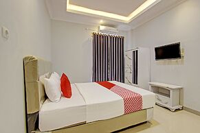 OYO 92879 Imperial Inn