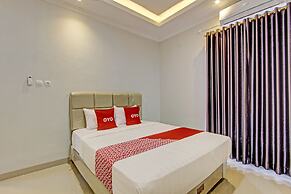 OYO 92879 Imperial Inn