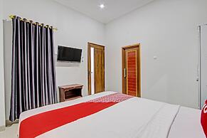 OYO 92879 Imperial Inn