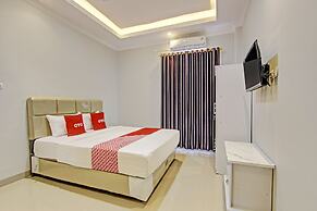 OYO 92879 Imperial Inn