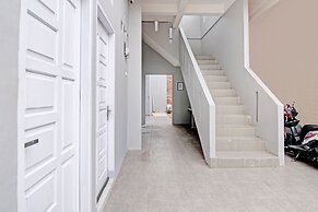 OYO 92928 Lavina Guesthouse