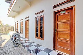 SPOT ON 92926 Guest House Cemara 1 Syariah