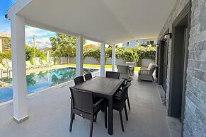 Family- Pool- Bbq- Sleeps 8- Parking- w/ Air Con