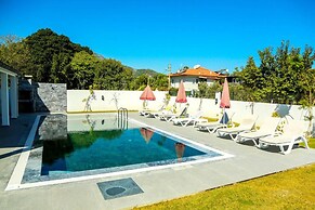 Family- Pool- Bbq- Sleeps 8- Parking- w/ Air Con