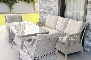 Family- Pool- Bbq- Sleeps 8- Parking- w/ Air Con