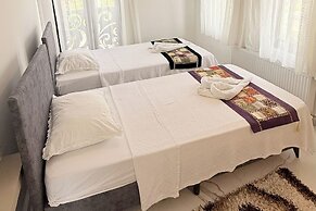 Family- Pool- Bbq- Sleeps 8- Parking- w/ Air Con
