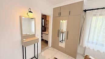 Family- Pool- Bbq- Sleeps 8- Parking- w/ Air Con