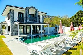 Family- Pool- Bbq- Sleeps 8- Parking- w/ Air Con