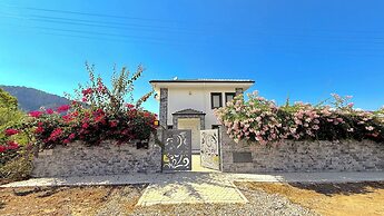 Family- Pool- Bbq- Sleeps 8- Parking- w/ Air Con