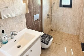 Family- Pool- Bbq- Sleeps 8- Parking- w/ Air Con