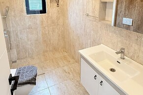 Family- Pool- Bbq- Sleeps 8- Parking- w/ Air Con
