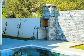 Family- Pool- Bbq- Sleeps 8- Parking- w/ Air Con