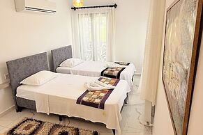 Family- Pool- Bbq- Sleeps 8- Parking- w/ Air Con