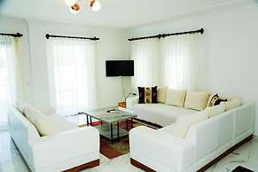 Family- Pool- Bbq- Sleeps 8- Parking- w/ Air Con