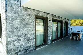 Family- Pool- Bbq- Sleeps 8- Parking- w/ Air Con