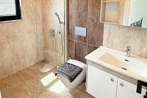Family- Pool- Bbq- Sleeps 8- Parking- w/ Air Con