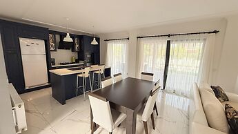 Family- Pool- Bbq- Sleeps 8- Parking- w/ Air Con