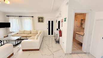Family- Pool- Bbq- Sleeps 8- Parking- w/ Air Con