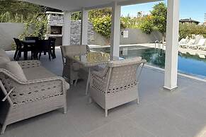 Family- Pool- Bbq- Sleeps 8- Parking- w/ Air Con