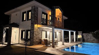 Family- Pool- Bbq- Sleeps 8- Parking- w/ Air Con