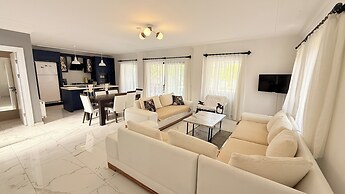 Family- Pool- Bbq- Sleeps 8- Parking- w/ Air Con