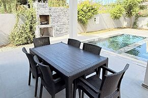 Family- Pool- Bbq- Sleeps 8- Parking- w/ Air Con