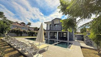 Family- Pool- Bbq- Sleeps 8- Parking- w/ Air Con