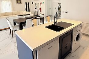 Family- Pool- Bbq- Sleeps 8- Parking- w/ Air Con