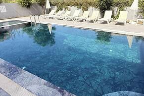 Family- Pool- Bbq- Sleeps 8- Parking- w/ Air Con