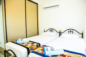 Family- Pool- Bbq- Sleeps 8- Parking- w/ Air Con
