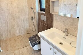 Family- Pool- Bbq- Sleeps 8- Parking- w/ Air Con