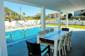Family- Pool- Bbq- Sleeps 8- Parking- w/ Air Con