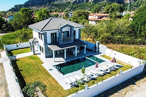 Family- Pool- Bbq- Sleeps 8- Parking- w/ Air Con
