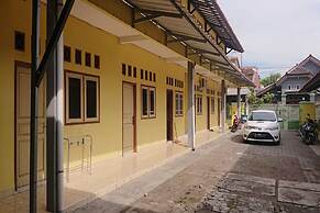 SPOT ON 93005 Berkah Kedawung Syariah Near Fakultas Farmasi Universita