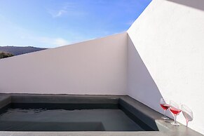 Athiri Luxury Suites Perivolos