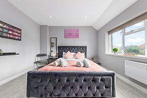 Spacious Ensuite Room Feltham Heathrow London Tw13