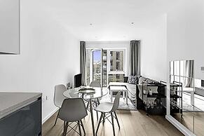 Stylish Flat In Battersea Reach