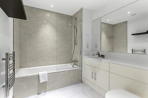 Stylish Flat In Battersea Reach